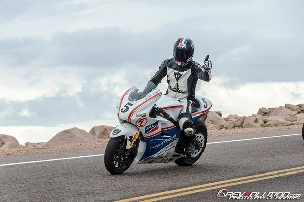 圖一 : Lightning Motorcycles公司以超過215英里的時速行駛，保持著電動摩托車的極速駕駛世界紀錄。
