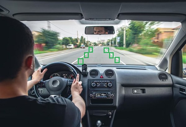 圖一 : 隨著影像辨識技術的精確度提升，駕駛輔助系統（ADAS）大幅被應用在影像辨識並時時監控路上的自車與其他車輛情況。