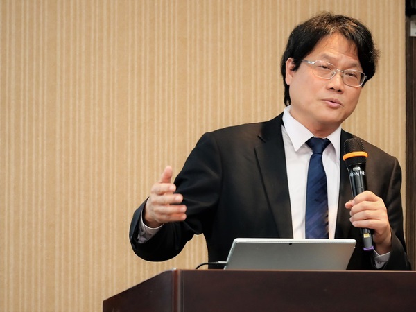 图六 : 台湾大学教授蔡孟勋建议业者开发次世代CNC控制器的愿景，应能实现高速、高精、高品质、高能源效率，以及低加工成本等目标。（摄影：陈念舜）