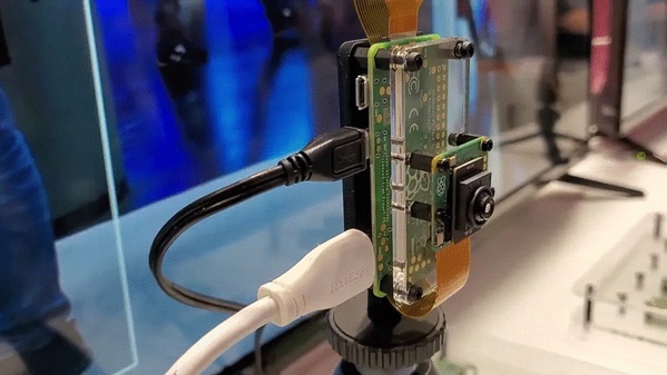 图一 : 树莓派官方展示新款具人工智慧能力的摄影机（压克力上方）（图片来源：Tam Hanna）