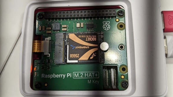 圖三 : 可能為樹莓派官方的M.2介面固態硬碟（圖片來源：Richard Eaton）