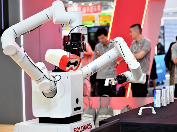 圖一 : Edge AI搭載於新一代協作、人型機器人，成為推進AOI、機器視覺廠商未來成長的主要動力！