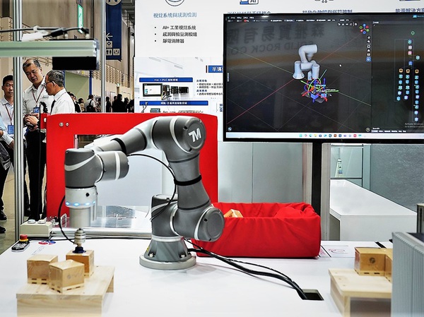 圖二 : 羅昇整合AI+3D視覺的深度學習與毫秒級精密運動控制技術，引導智慧包裝堆棧。(soruce:羅昇)