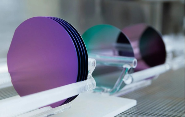 圖一 : 光通訊逐步向半導體晶片與封裝層級下沉。這種「從雲端到邊緣、從資料中心到車用」的多元應用，正在重新定義光通訊的產業價值。