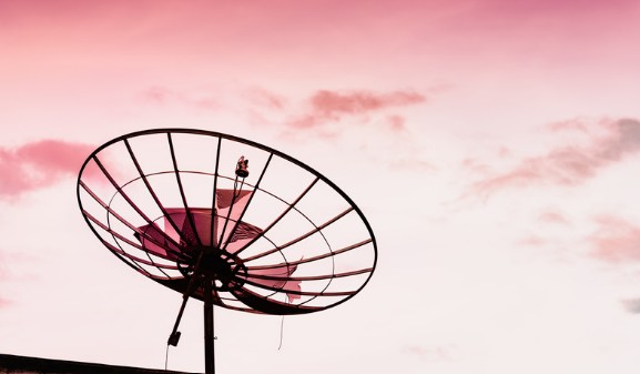 圖一 : 非地面網路(NTN)把3GPP行動通訊延伸到太空、同溫層與高空平台,朝「直連一般手機」與「萬物皆可上天」邁進。