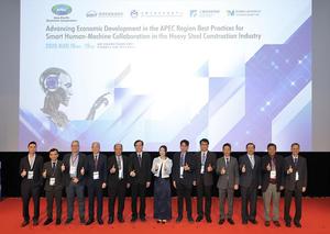 圖一 : 金屬中心APEC國際論壇登場，匯集各界貴賓合影；圖二為APEC貴賓參訪金屬中心「人工智慧系統實驗室」及「亞太真空熱處理實驗室」。