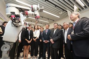 圖一 : 行政院卓榮泰與國科會主委吳誠文參觀大南方生態系進駐廠商攤位