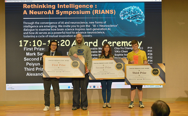 圖一 :   國科會陳炳宇副主委（左1）頒發海報論文獎項予優秀學生，肯定年輕學者研究成果