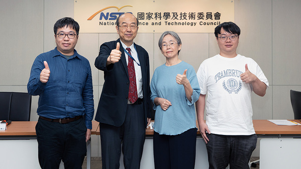 圖一 :  左起)中研院分子生物研究所許璨庭博士、生科處處長楊台鴻、中研院分子生物研究所特聘研究員薛一蘋、資訊科學研究所副研究員王建堯