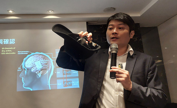 圖二 :   帝?智慧總經理鄒耀東博士展示最新的腦機介面控制技術