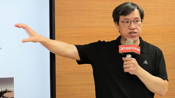 圖二 : 林顯易認為半導體製程仍是要求嚴苛潔淨無塵的封閉工廠環境，機器人任務則終將面對開放世界。（攝影／陳念舜）