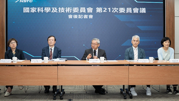 圖一 :   左起為文化部王時思政務次長、衛福部莊人祥常務次長、國科會吳誠文主任委員、運動部黃啟煌政務次長及國科會前瞻處蔡妙慈處長。
