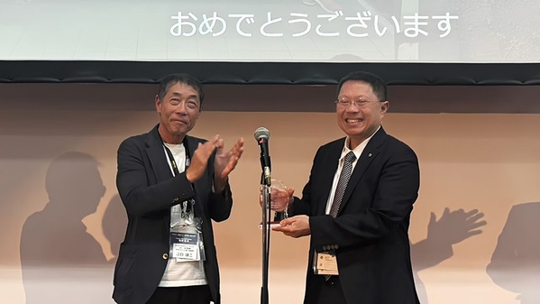 圖一 :   虹彩光電榮獲2026日本數位電子看板優異獎。( 圖左：DSC常務理事江口靖二、圖右：虹彩光電董事長廖奇璋博士 )
