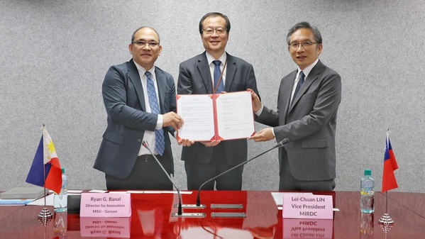 圖一 : 左起為菲律賓民答那峨島州立大學（MSU–General Santos）創新處處長 Dr. Ryan G. Banal、金屬中心副執行長 林烈全、台灣鑄造學會理事長 陳貞光。