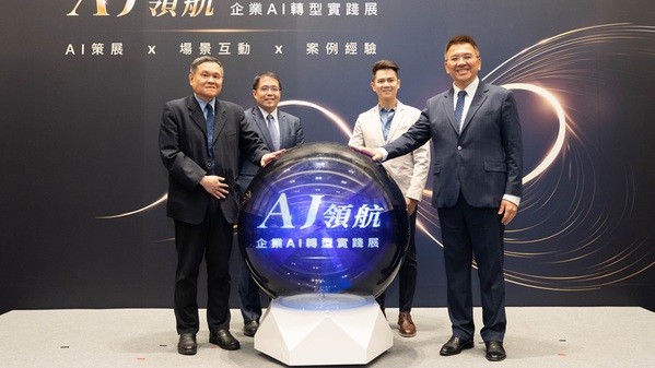 图一 :   左起劳动部次长李健鸿、台大教授郭隹??、台师大教授孙弘岳、震旦云暨金仪公司总经理林敬宝。