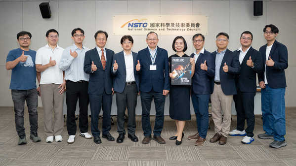 圖三 :   左4起）臺大學研發長吳忠幟教授、新加坡國立大學李連忠教授、國科會自然處賴明治處長、臺大學物理系邱雅萍教授、師範大學物理系藍彥文教授、林文欽教授。