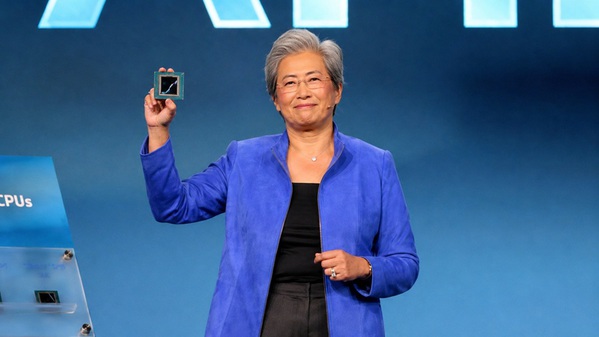 圖一 :   AMD執行長蘇姿丰手舉全新 AMD EPYC Venice晶片