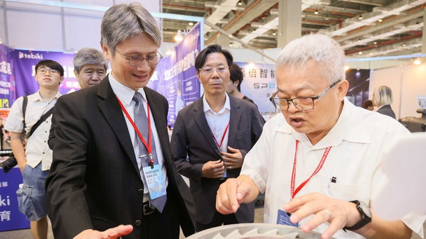 圖一 :   五個餅精密工業(右)向國科會蘇振綱副主委(左)及中科管理局施文芳副局長(中)說明超合金引擎渦輪盤