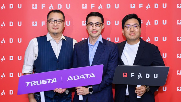 圖一 :    FADU 商務長金泰均（右）、FADU 商業開發副總裁宋雿璋（左）與威剛科技企業應用事業群副總經理李家瑋（中）合影