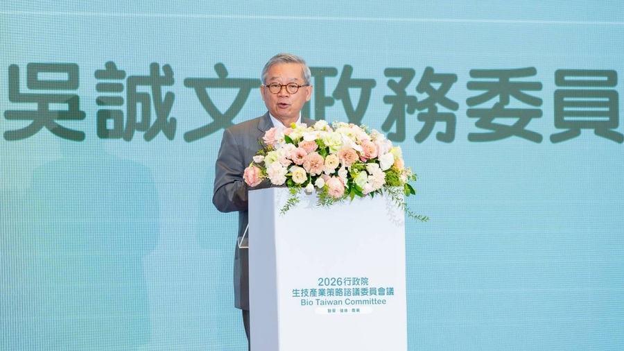 行政院政務委員吳誠文指出，政府持續推動FHIR資料交換標準及FHIR Box，今年底前目標完成全臺醫學中心重要醫療資料對接，明年底再擴及區域及地區醫院。