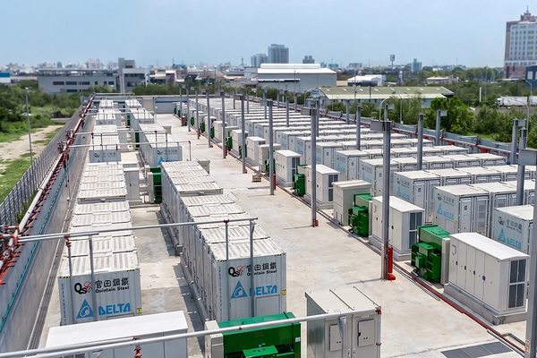圖一 : 台達與官田鋼鐵攜手合作 80MW 大型儲能案場併網上線，參與台電電力交易平台，具備 30.5 萬度電的裝置容量。