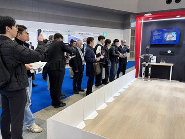 圖三 : 所羅門於iREX 2025展示人形機器人,運用NVIDIA Jetson與Isaac GR00T完成由語意指令、環境理解到移動與抓取的流程。照片/所羅門科技。