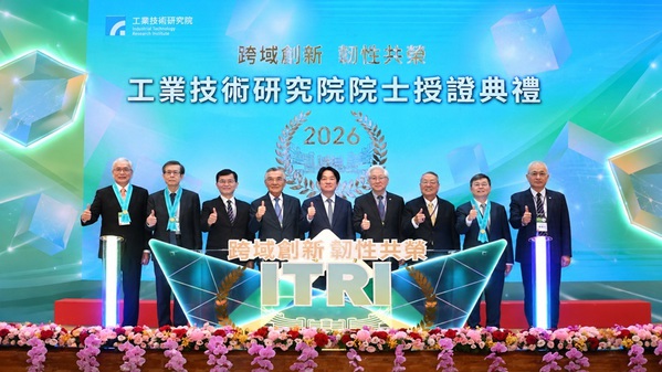 圖一 : 工研院舉辦第15屆院士授證典禮，三位新任院士正式獲頒殊榮。圖左起為臺北榮民總醫院院長陳威明、台積公司執行副總經理暨共同營運長秦永沛、經濟部次長何晉滄、總統府資政林信義、總統賴清德、工研院董事長吳政忠、宏碁集團創辦人施振榮、瑞昱半導體董事長邱順建、工研院院長張培仁合影。