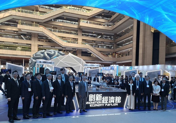 圖二 : 創新經濟館設置半導體、智慧製造、精準健康、淨零永續、跨域前瞻及臺灣專利超級站六大展區項目，展現AI跨域應用成果。