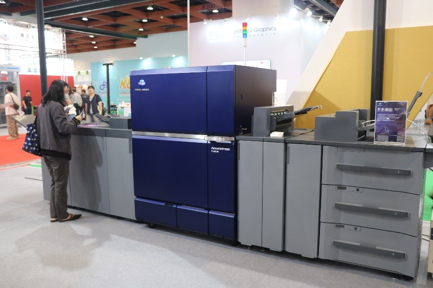 AccurioPress C14010S搭載AI智能品質管理IQ-601，支援五色印刷兼具高產能。