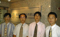 左二为邑通总经理曾冠超,右二为智邦营销专员张伟龙(记者郑匡博摄)