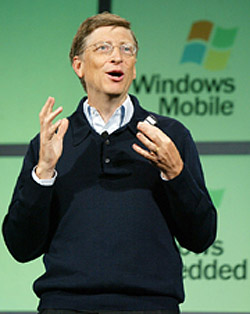 比尔盖兹向与会人员展示新版的Windows Mobile 5.0
