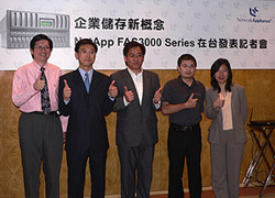 NetApp台灣區總經理張懷宇(左二)以及所屬工作團隊