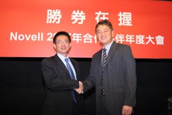 Novell台湾网威总经理陈学智与顶沛科技总经理涂舜授(图:厂商提供)