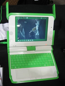 OLPC组织在CES会上展出的原型机XO（Source：www.olpcnews.com）