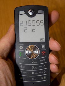 采用电子纸显示的超薄型手机（Source：www.mobileburn.com）