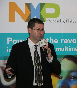 NXP家庭娱乐事业部大中华区区域市场经理钟亚伦正在解说Computex 2007展场重点。（Source：HDC）