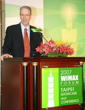 图为WiMAX Forum主席Ron Resnick在台北举行的WiMAX Forum展览会上,高兴地表示WiMAX已经获得ITU通过新3G标准。(Source:HDC) BigPic:465x600
