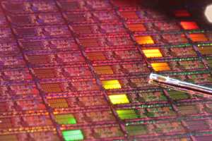 Intel最新推出的Atom处理器，是目前Intel面积最小且耗电量最少的处理器，其面积可与一般针孔比拟。（Source：Intel）