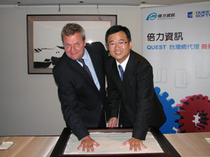 倍力資訊與Quest Software用印儀式(左:Quest Software亞太及日本區副總裁Richard Moseley；右:倍力資訊總經理許金隆)