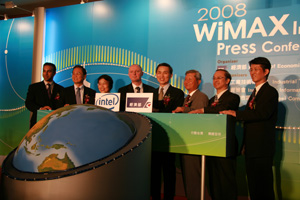 在政府部門、研究單位與民間機構的通力合作下，台灣WiMAX產業發展前景看好，圖為2008WiMAX論壇營運商高峰會展前記者會現場。（Source：HDC）