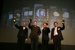 图左起为中华电信董事长陈贺旦，HTC执行长暨总经理周永明，HTC创新长Horace Luke，微软亚洲区OEM嵌入式系统事业群总经理吴胜雄，共同为HTC Touch Diamond的诞生举杯庆贺。 B