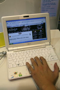 Computex 2008展會上MID、易網機、Mini-Note、低價電腦令人目不暇給，圖為Asus所推出目前在市場上火紅的Eee PC。（Source：HDC）