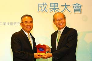 由工業局輔導,中國機械工程學會與工研院主辦的「機械產業專業人才能力鑑定」,台灣區機械工業同業公會黃博治理事長(右)代表工業局頒發感謝狀給支持機械認證之企業(左為永進機械陳重光總經理)。(來源:廠商)