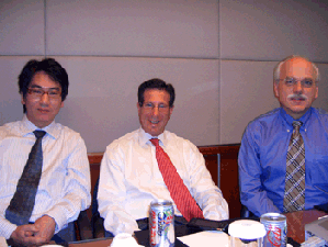 牛津業務與行銷副總裁David Schwartz（中）、市場行銷主任Richard Sessions（右）、台灣區業務經理吳啟伶（左） BigPic:350x263