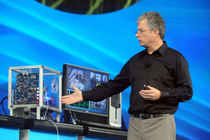 圖為intel執行副總裁暨架構事業群總經理David Perlmutter在IDF大會上展示Light Peak光纖傳輸技術。(圖/Intel) BigPic:600x399