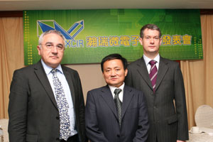 圖右起為技術總監Lionel Portmann、瀚瑞微電子總裁洪錦維、市場副總Vincent Fuentes