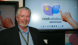 NextWindow光學觸控產業專家Geoff Walker表示，Win7和大尺寸顯示器，會是光學觸控廠商積極投入的兩大應用領域。