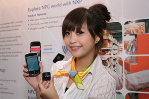 NFC应用深入生活当中，手机当然是最佳的载体。图为NXP在今年计算机展所展出的手机NFC应用。 BigPic:3504x2336