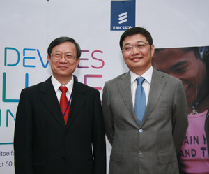 中华电信研究所涂元光所长（左）和台湾易利信总经理曾诗渊（右）代表两方合作，台湾首次LTE实验网络场域实测获得明显进展。 BigPic:500x415