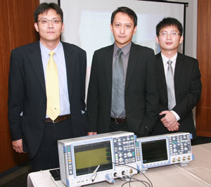 圖中為R&S業務部業務協理盧迦立,圖左為R&S系統應用工程部盧明政經理。